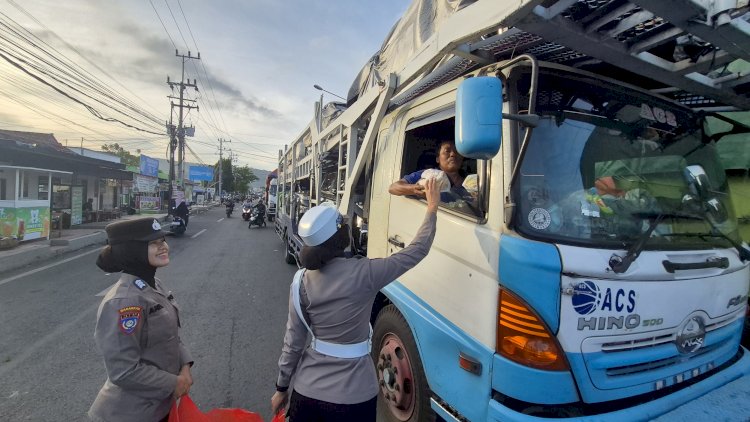 Polresta Banyuwangi Berbagi Mamiri Kepada Pengguna Jalan yang Terjebak Kepadatan Pelabuhan Ketapang